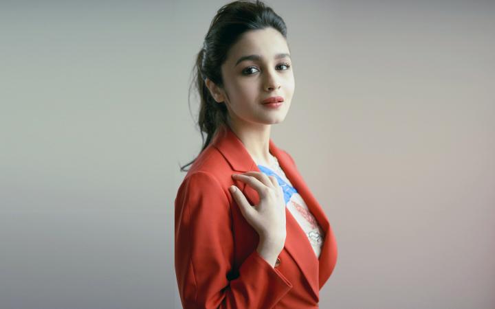 Alia Bhatt Wiki, Age, Height, Mom, Mother, Instagram & Net Worth