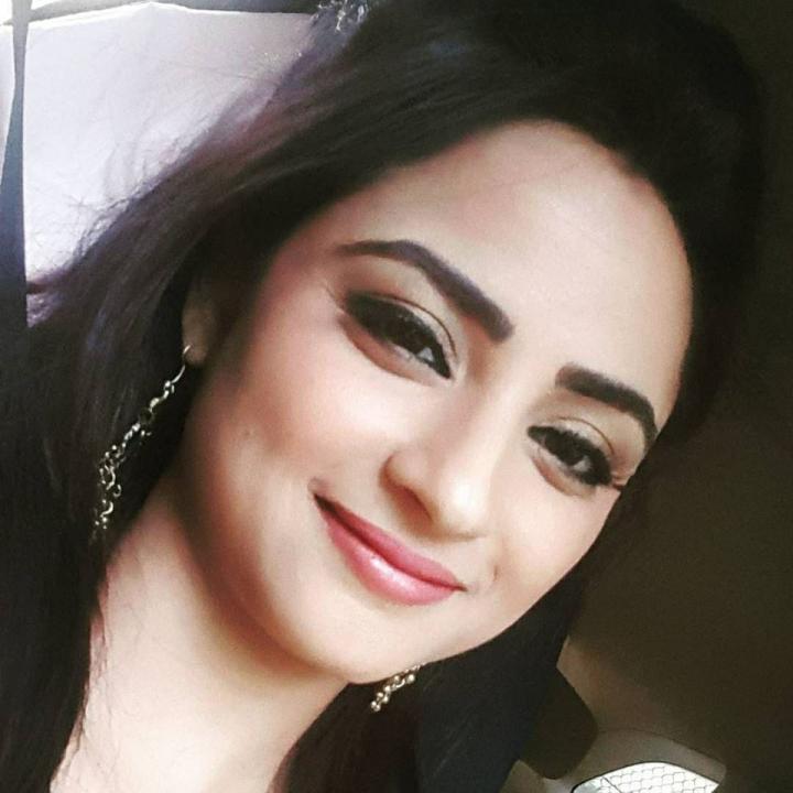 Madirakshi Mundle Wiki, Age, Height, Weight, Family & Images