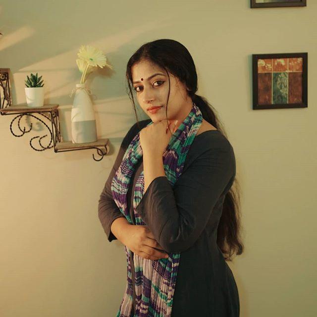 Anu Sithara Wiki, Biography, Age, Height, Family, Salary & Images 3