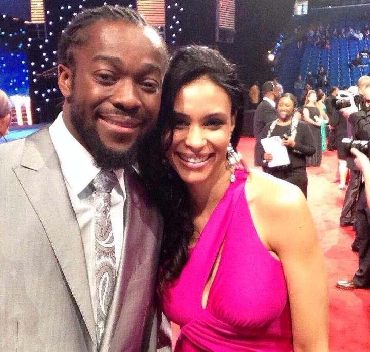    Kofi Kingston comagradável, mulher Kori Campfield 