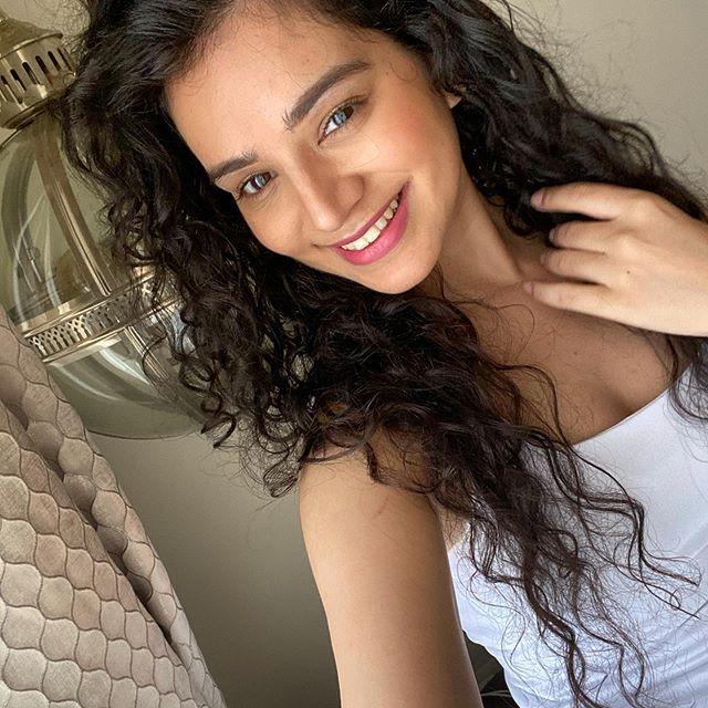 Sukirti Kandpal images