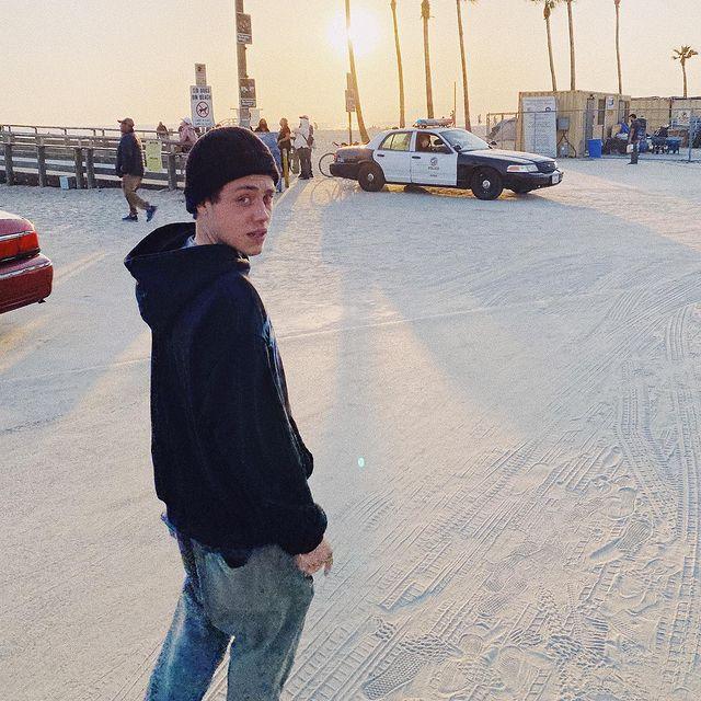 Ethan Cutkosky Biography, Age, Height, Family, Husband & Net Worth 3