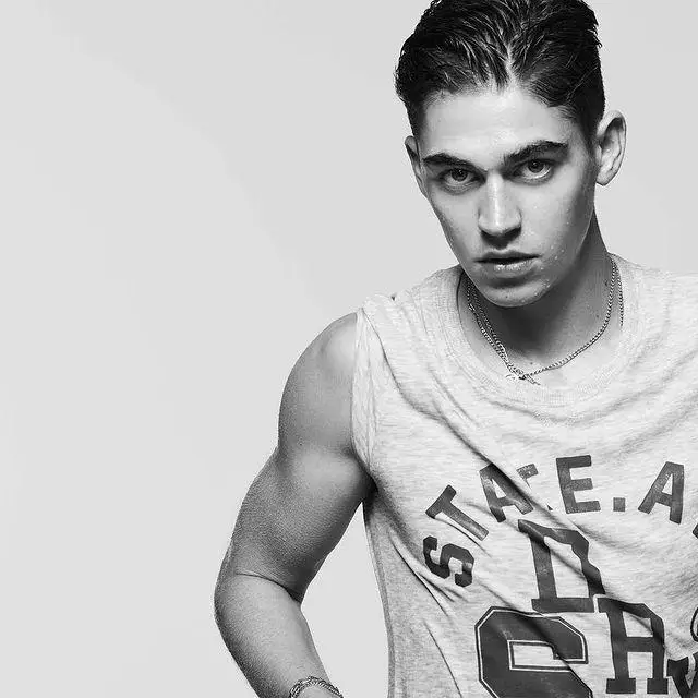 Hero Fiennes-Tiffin Biography, Age, Height, Family, Girlfriend & Net Worth 1