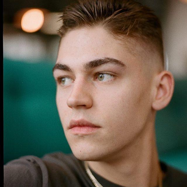 Hero Fiennes-Tiffin Biography, Age, Height, Family, Girlfriend & Net Worth 7